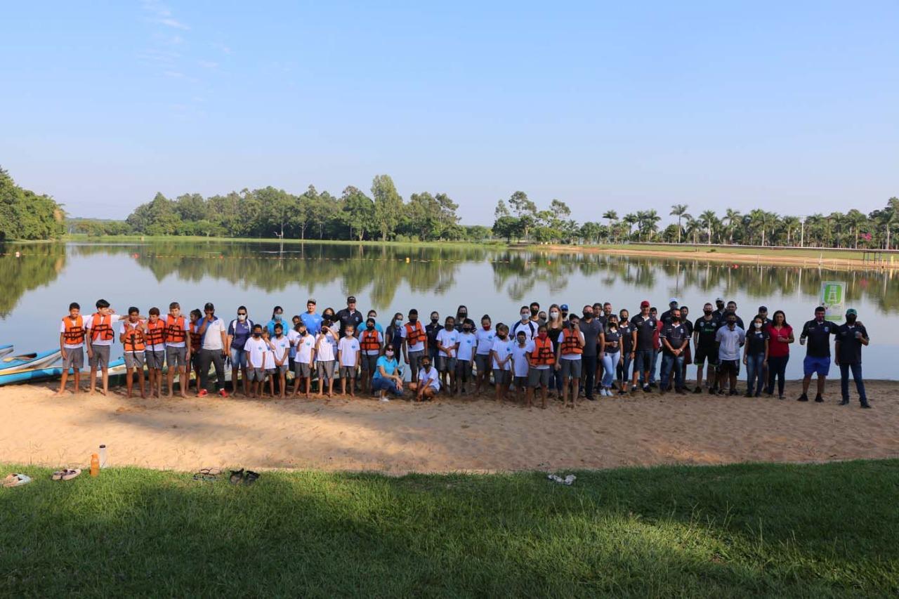 Município retoma aulas de canoagem no Balneário Terra das Águas