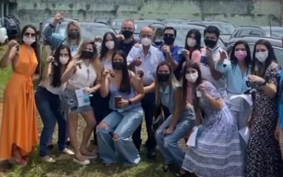 Prefeito bomba na web ao presentear 15 netos com carros de luxo