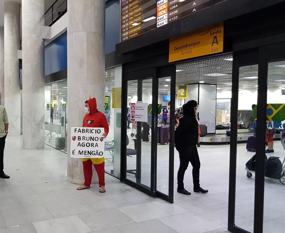 Segundo reforço do Flamengo, Fabrício Bruno desembarca, mas também deixa aeroporto por saída alternativa