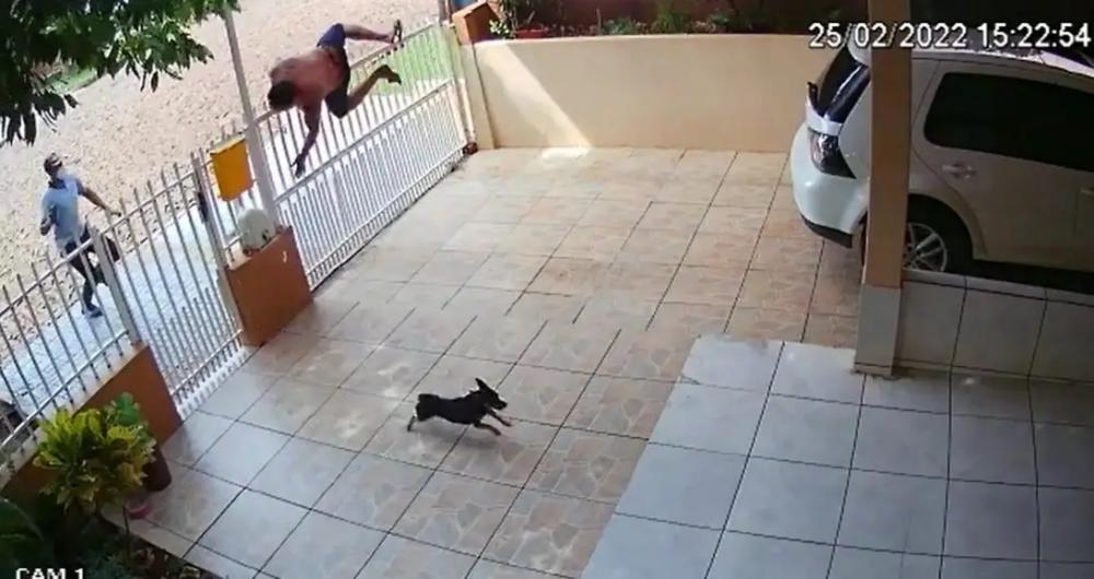 VEJA! Homem pula portão de casa para escapar de atiradores, mas é morto