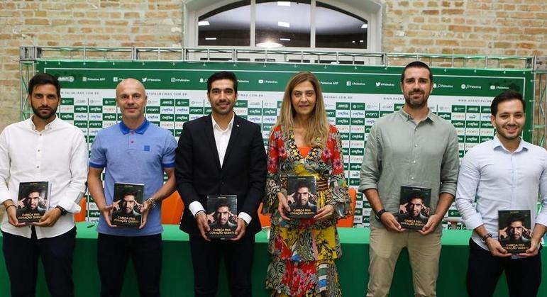 Abel Ferreira e comissão técnica do Palmeiras lançam livro