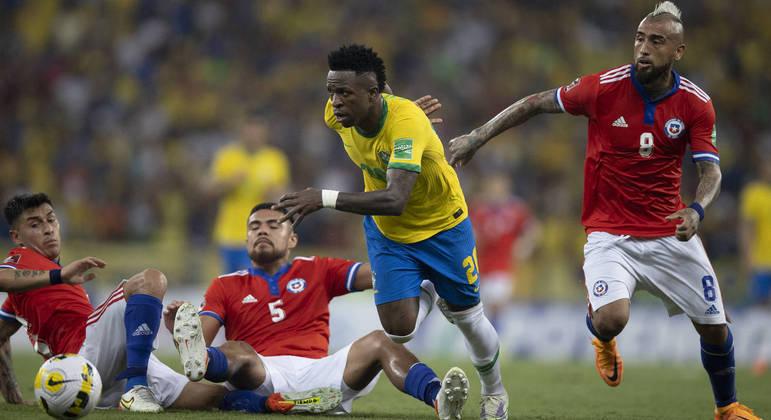 Brasil goleia no Maracanã lotado e complica vida do Chile rumo à Copa
