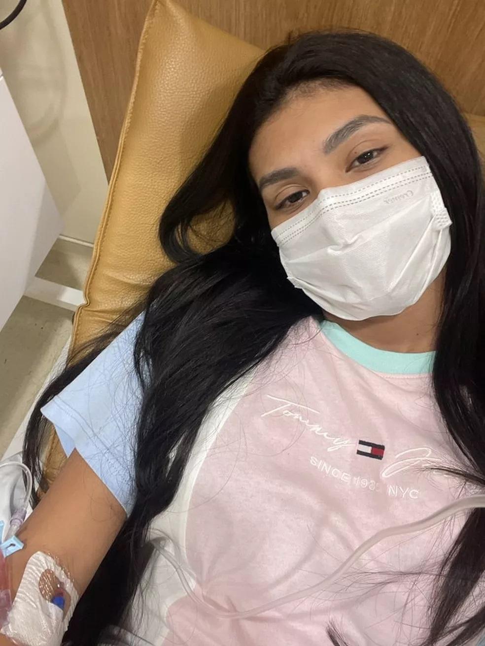 Dor abdominal por segurar pum não é rara: entenda o quadro que levou a ex-BBB Pocah a ser internada