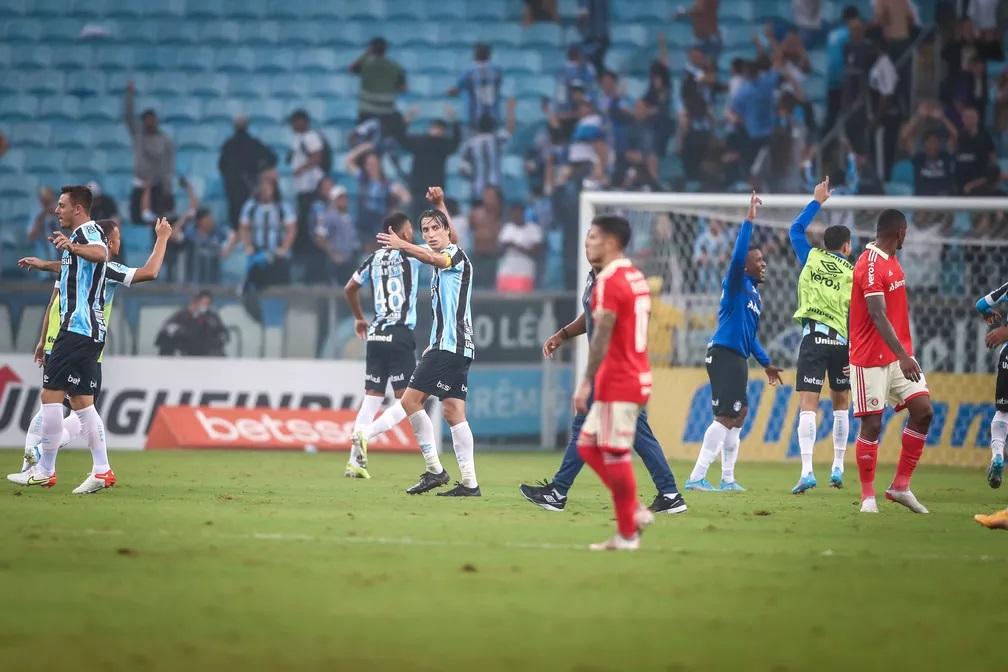 Grêmio faz história ao eliminar Inter pela sexta vez seguida e segue vivo em busca do penta