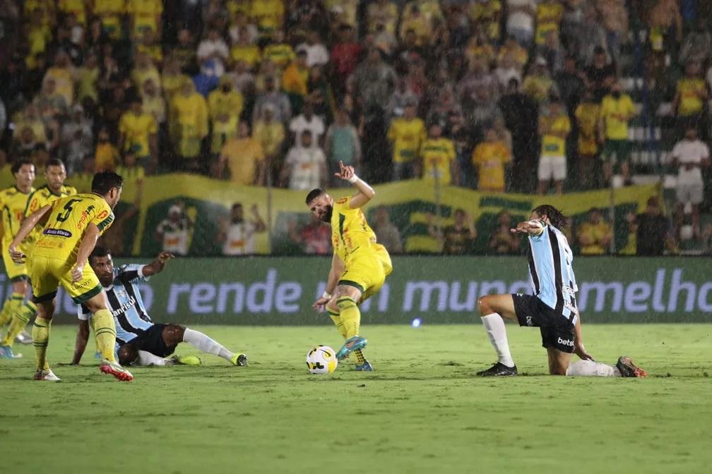 Grêmio tem nova marca negativa, estende fracassos e aumenta pressão para Série B