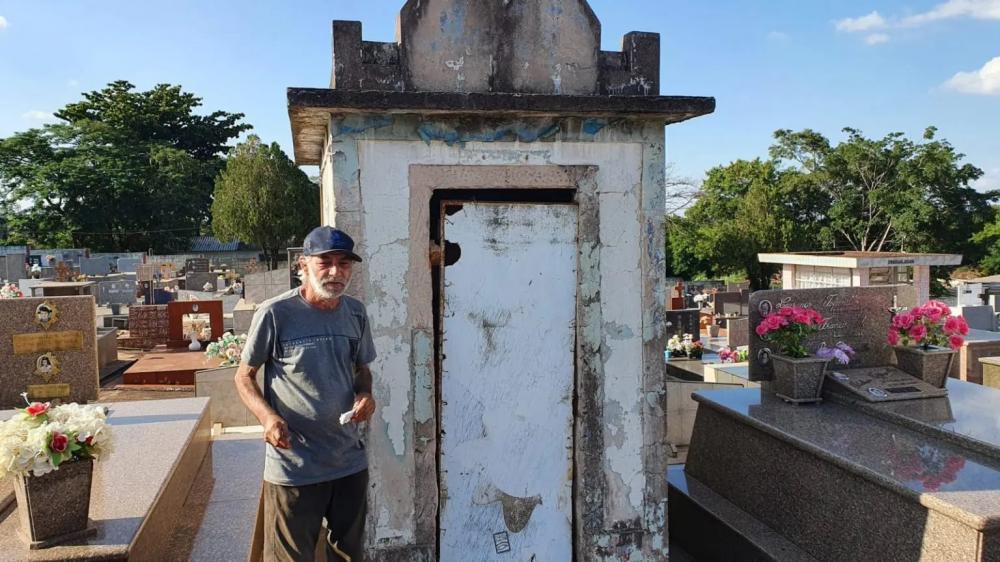 Após 15 anos dormindo em sepultura, morador de Marialva ganha casa, mas não abandona os mortos