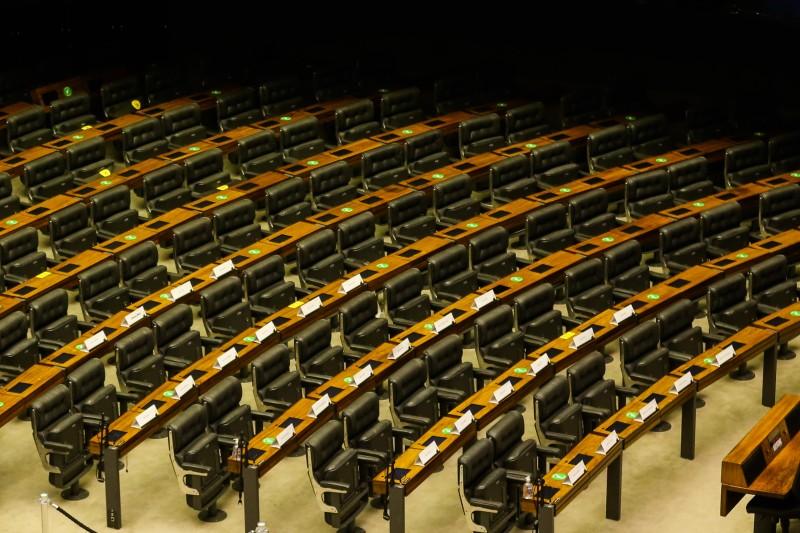 Cerca de 70 parlamentares trocaram de legenda na janela partidária