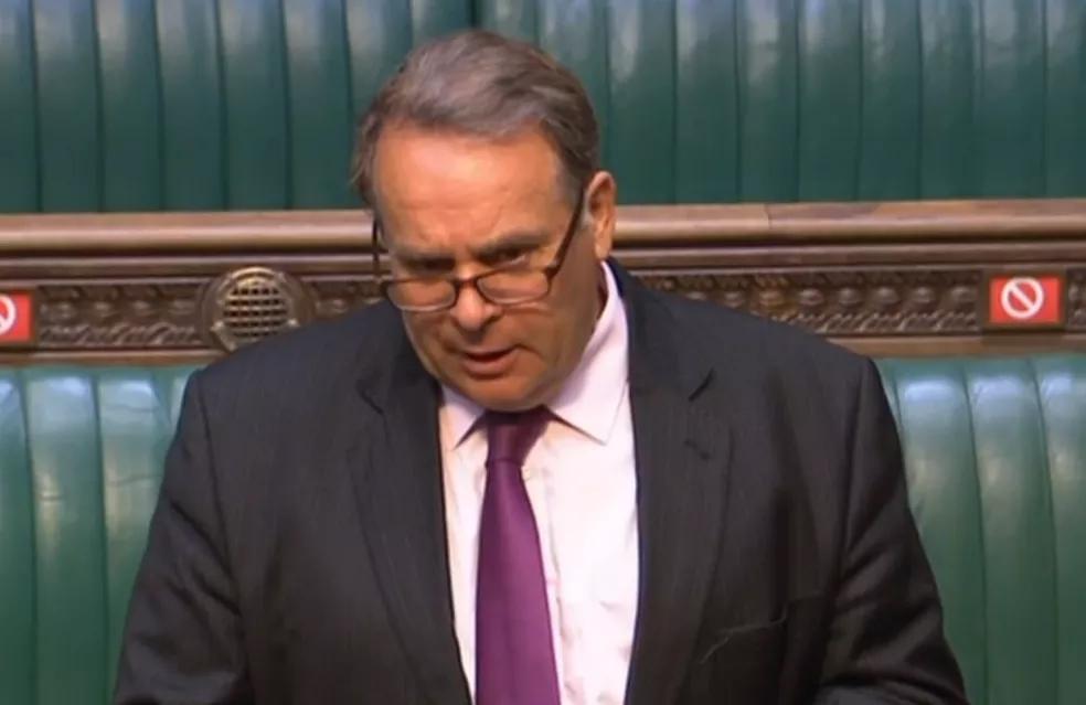 Parlamentar britânico renuncia após admitir que assistiu a vídeos pornográficos duas vezes na Câmara