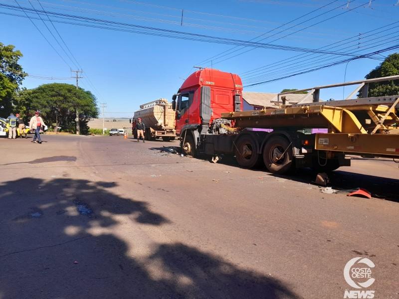Carro e caminhão se envolvem em acidente na PR 488, em Santa Helena