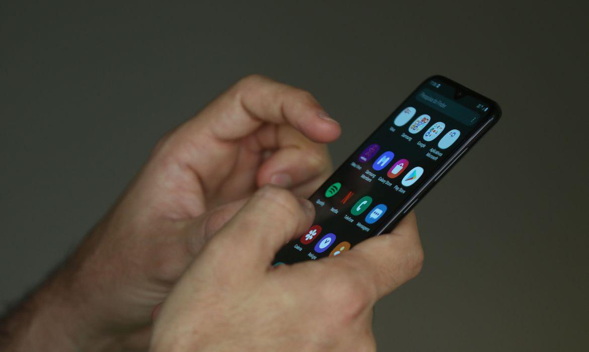 Anatel faz consulta pública para padronizar carregadores de celular