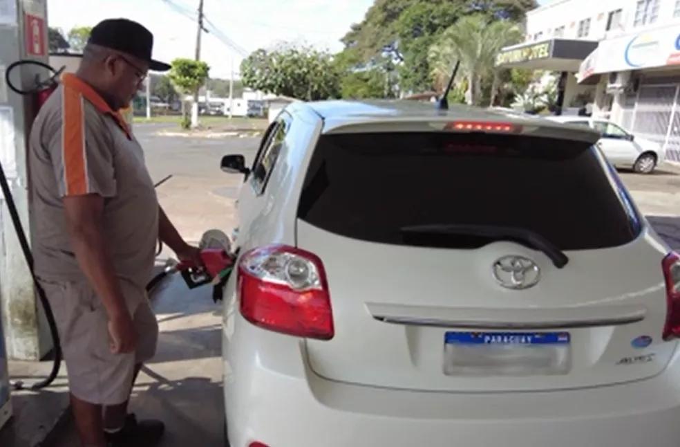 Paraguaios atravessam a fronteira para comprar combustível no Brasil após queda no valor da gasolina