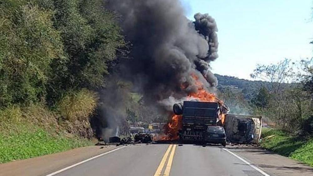 Caminhões explodem e dois motoristas morrem em grave acidente na BR-277