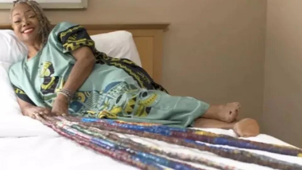 Sem cortar as unhas há 25 anos, mulher bate recorde mundial e revela motivo