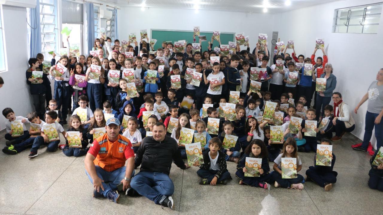 Alunos de Santa Helena participam de palestra e recebem livros do projeto Educa
