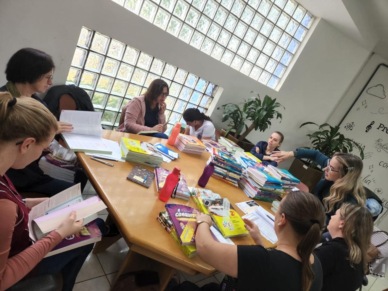 Educação analisa e define livros didáticos para o ano letivo em Santa Helena