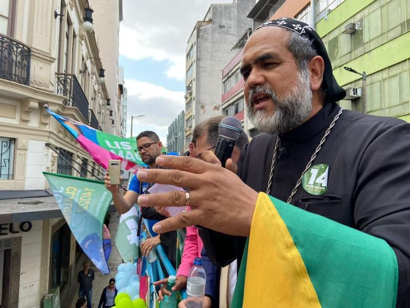 Padre Kelmon reúne apoiadores em local onde Bolsonaro levou facada