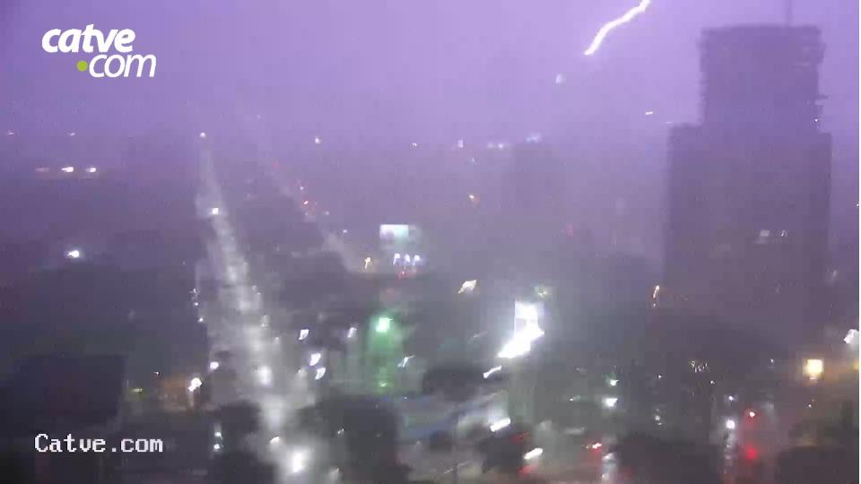 Câmeras flagram grande incidência de raios em Cascavel