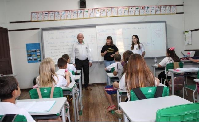 Entrega de uniforme de inverno é realizada para os alunos da escola municipal de Entre Rios do Oeste