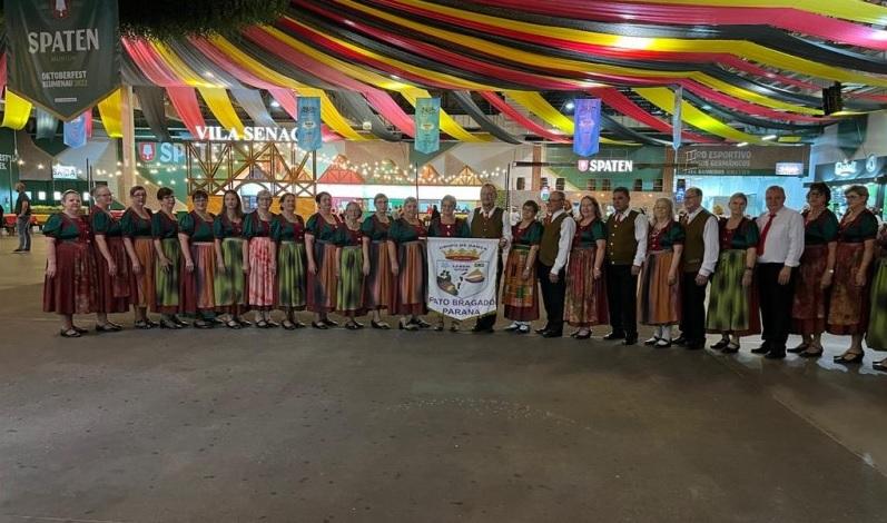 Grupo de danças de Pato Bragado com integrantes de Santa Helena se apresenta em Blumenau