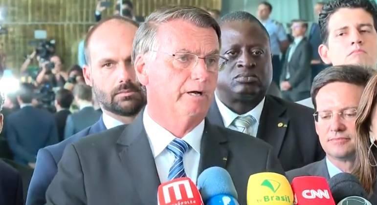 Dois dias após derrota nas urnas, Bolsonaro reaparece e afirma que irá cumprir a Constituição