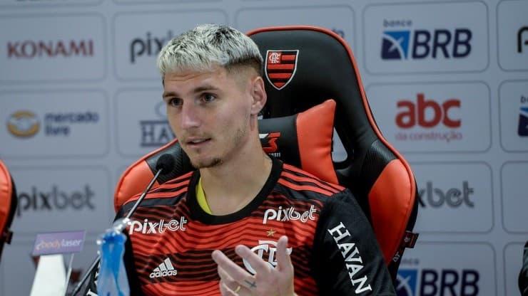 Inovação de Diego Alonso chama atenção e função de Varela deve mudar em 2023 no Fla: 