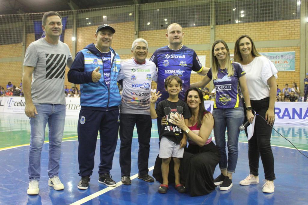 Prefeitura e Santa Helena Futsal homenageiam professor Nelson Balieiro