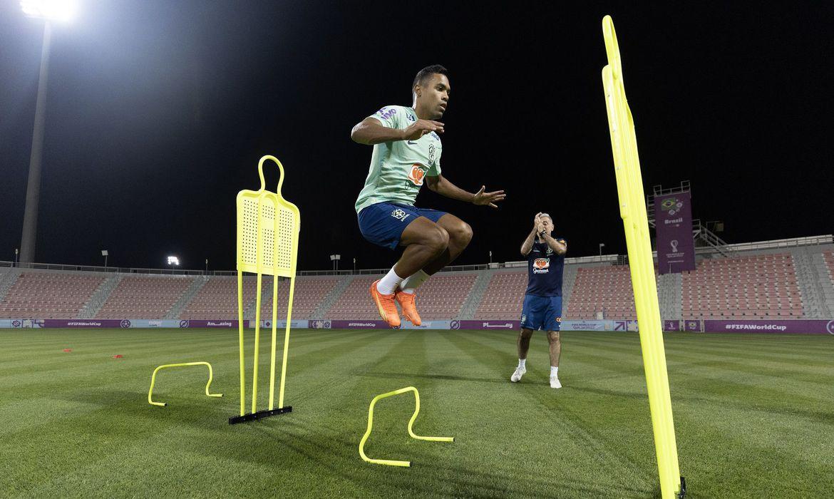 Alex Sandro deve ficar fora das quartas contra a Croácia, diz Tite