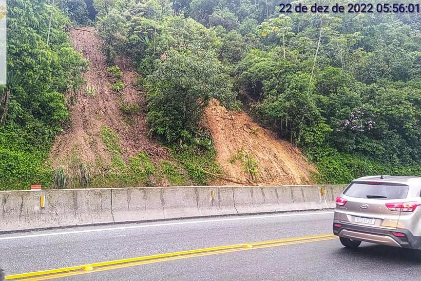 Após novas chuvas, BR-277 volta a ter pista simples; liberação no km 39 pode ocorrer nesta quinta