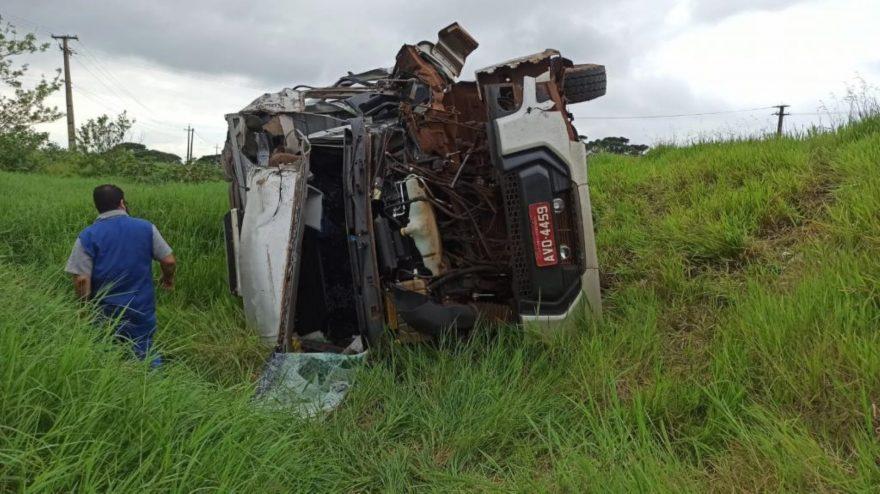 Caminhão sai da pista e tomba na rodovia BR-467, em Toledo
