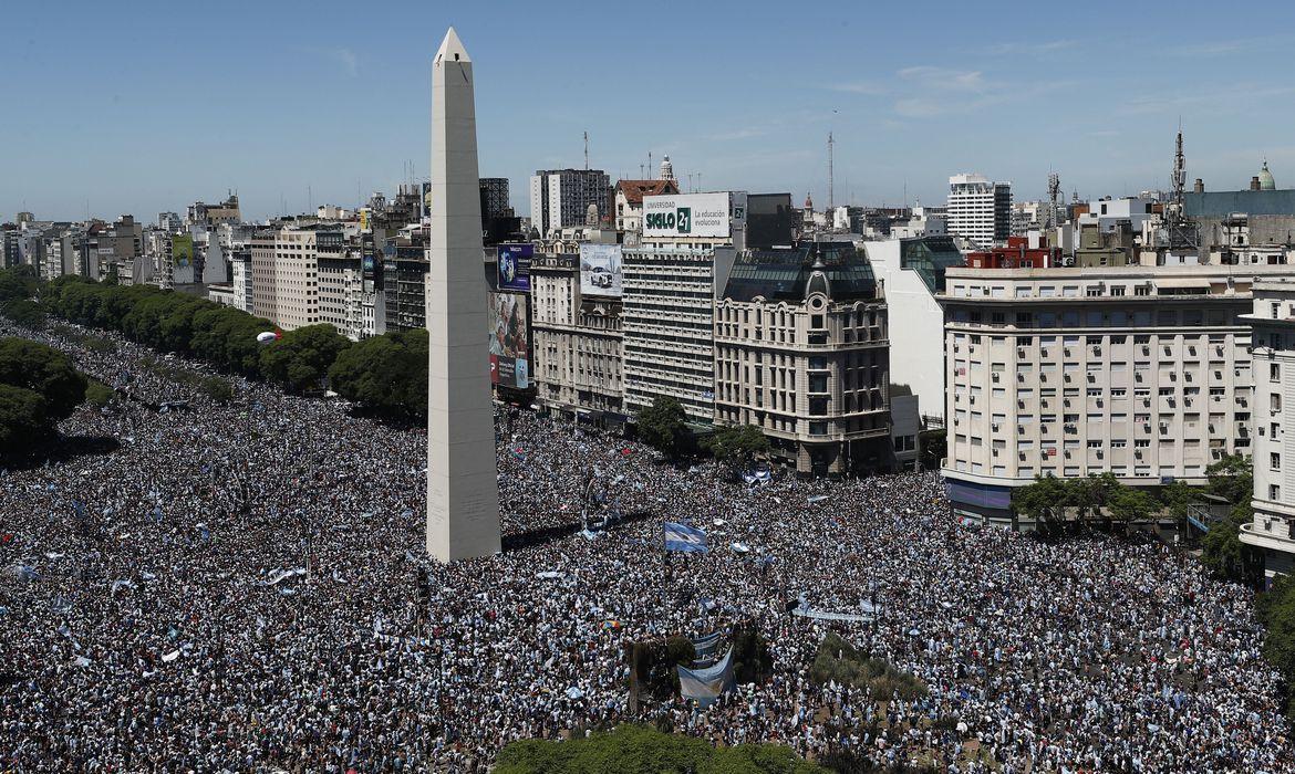Campeões do mundo são recebidos como heróis na volta à Argentina