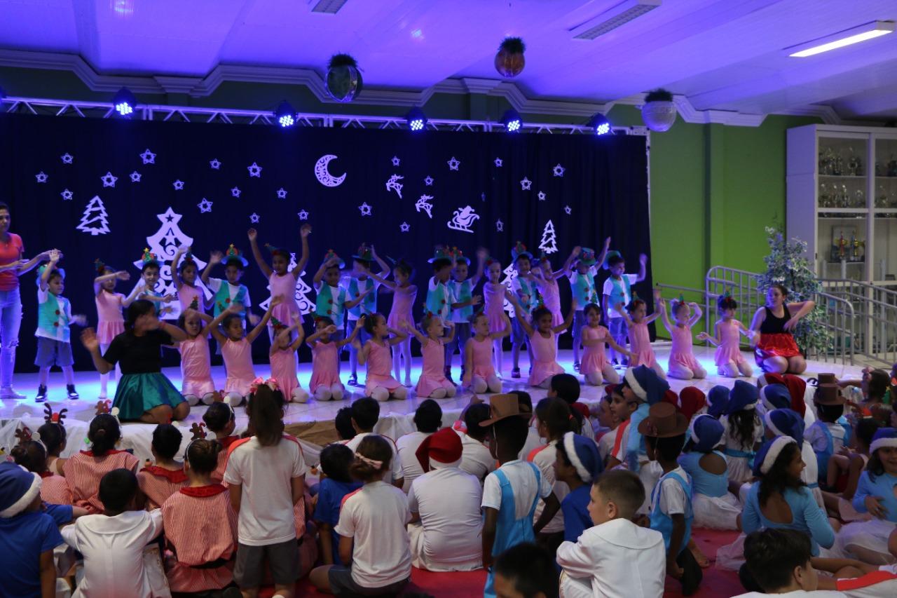 Crianças e adolescentes do CCICA emocionam pais e educadores com apresentação de Natal