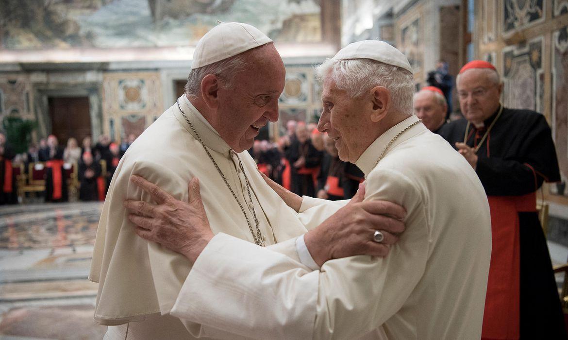 Papa pede oração por Bento XVI, que está 