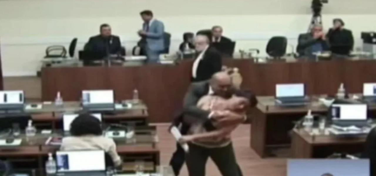 Vereadora é abraçada e beijada à força por parlamentar em sessão da Câmara de Florianópolis
