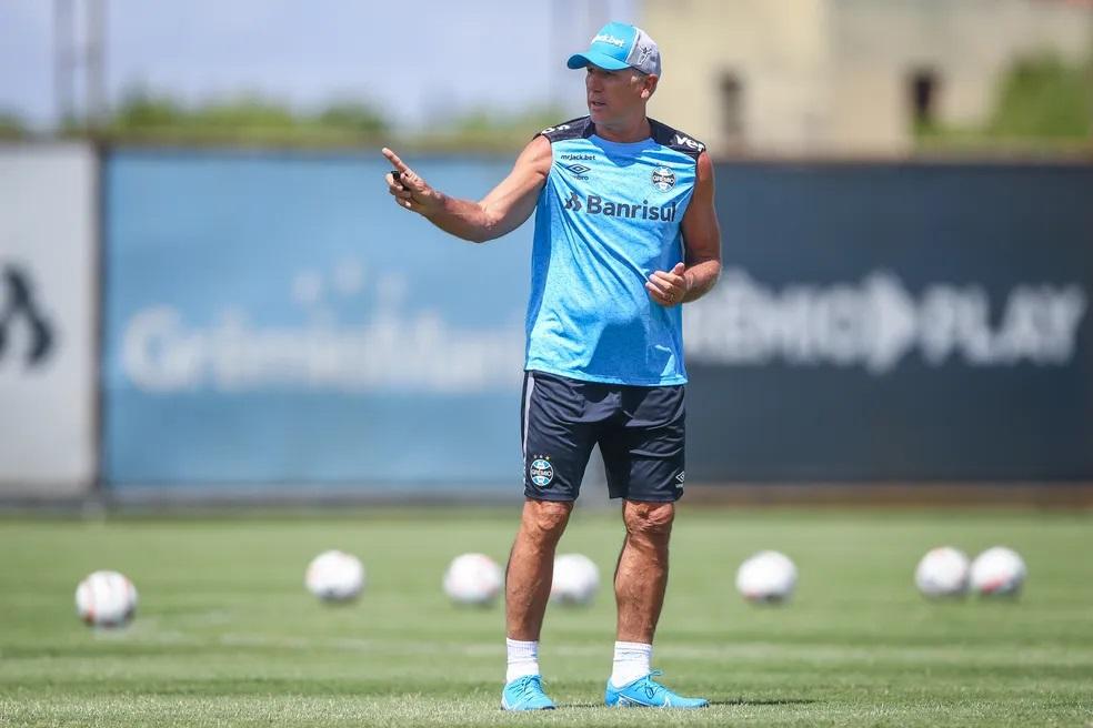 Com Grêmio em formação, Renato abre possibilidade de testes na ponta direita