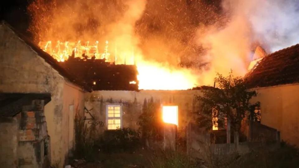 Imóvel histórico é destruído pelas chamas em Ponta Grossa