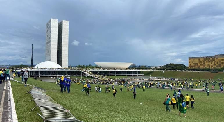 Manifestantes bolsonaristas furam bloqueio da PM e invadem Congresso Nacional