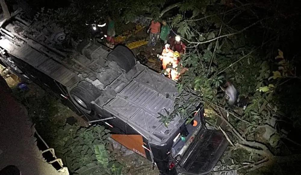 Ônibus com time de futebol cai de ponte em MG e deixa mortos e feridos