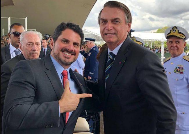 Mensagens de senador revelam operação golpista de Bolsonaro contra Moraes