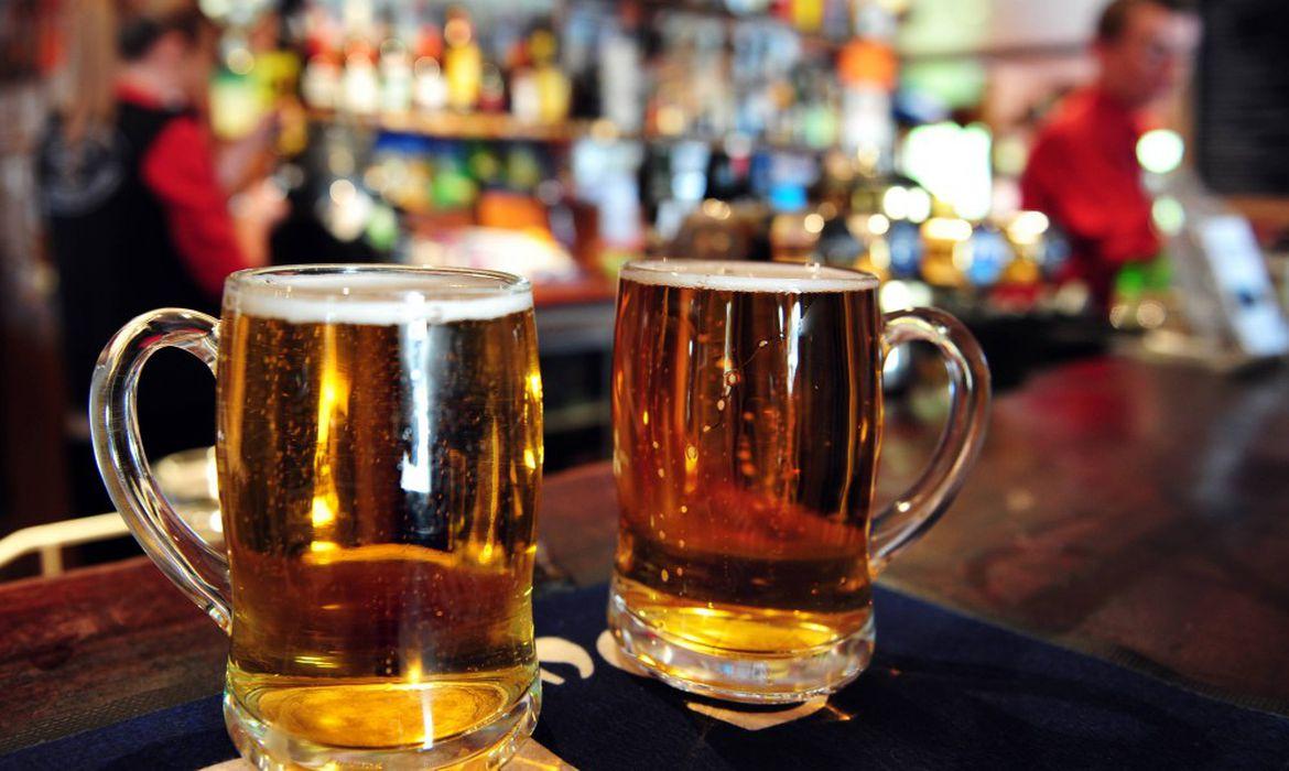 Mistura de álcool com remédios pode custar caro à saúde; confira os riscos