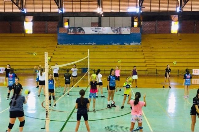Escolinhas de voleibol em Santa Helena atraem grande número de participantes em 2023