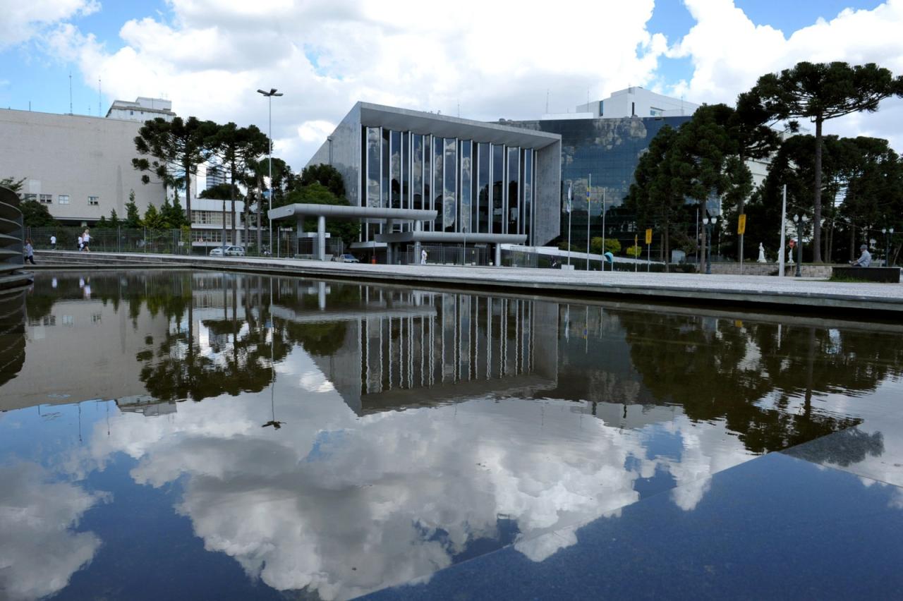 Tampa em copo aumenta deveres de casas noturnas e não elimina chance de contaminação, afirma Abrabar