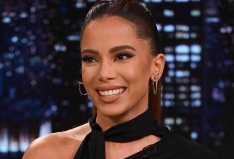 Após confusão, Anitta celebra contrato com nova gravadora: “Estou pronta”