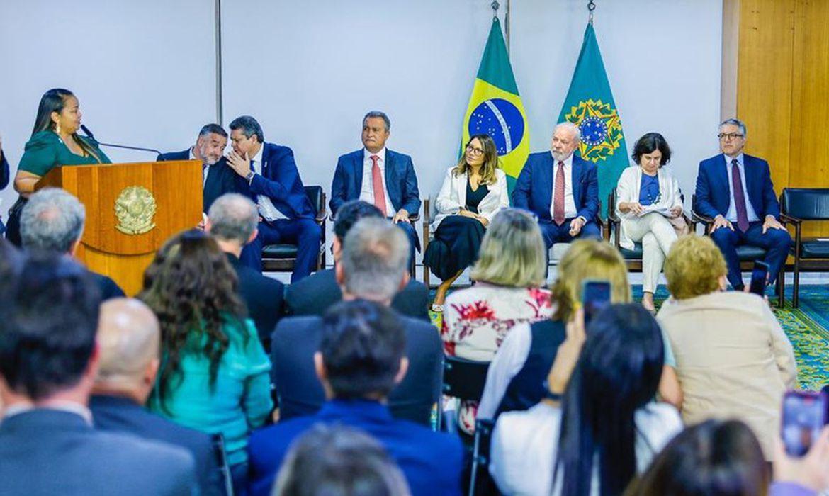 Lula assina projeto de lei que garante R$ 7,3 bi para piso da enfermagem