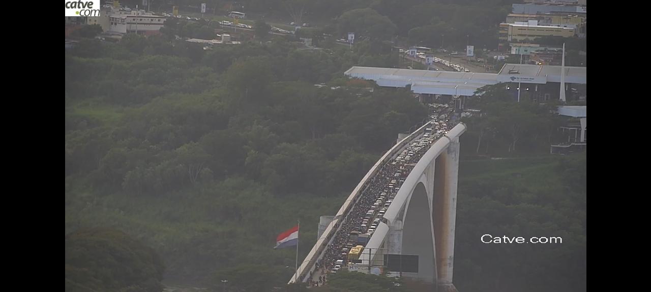 Manifestação fecha Ponte da Amizade do lado paraguaio