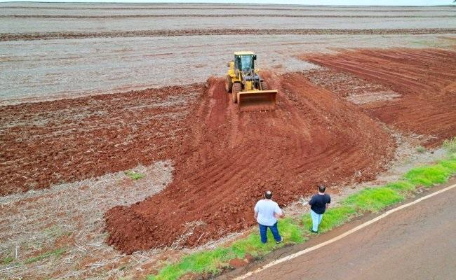 Secretarias de Obras e Agricultura realizam trabalhos de conservação de solo em Itaipulândia