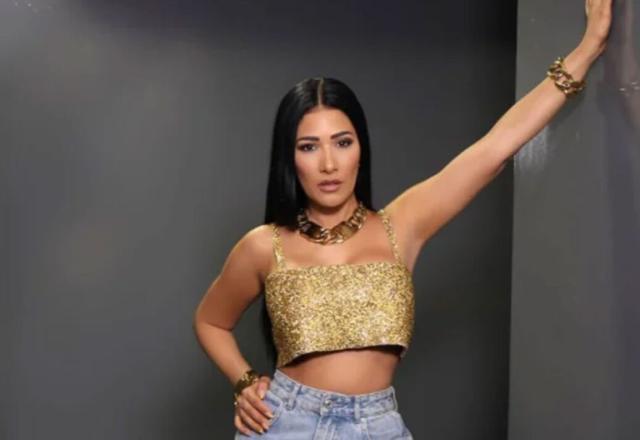 Simaria aposta em vestido coladinho e sensualiza nas redes