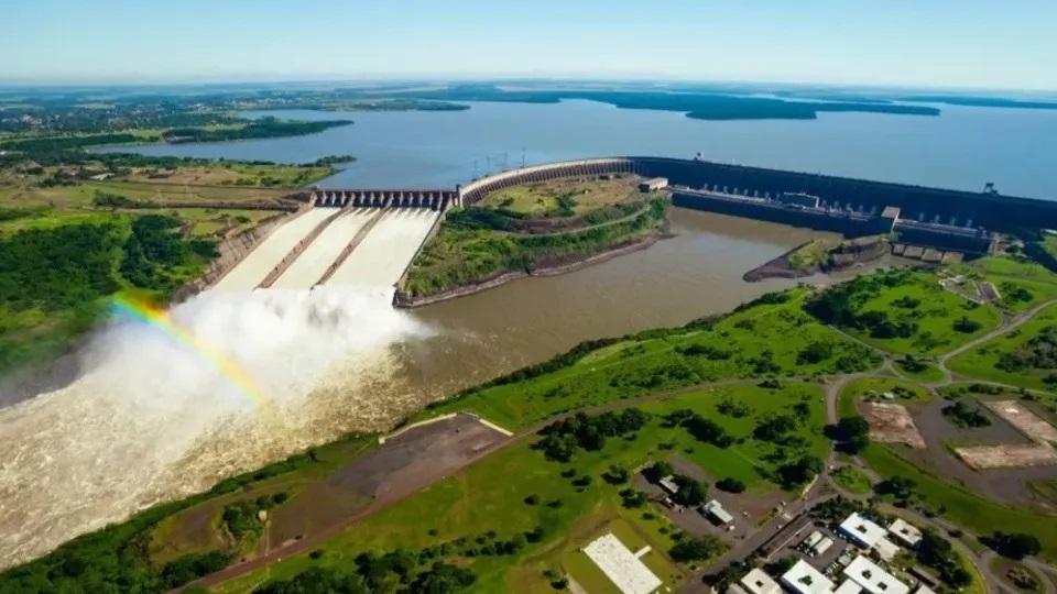 Vertedouro de Itaipu é atração especial no feriado de Tiradentes