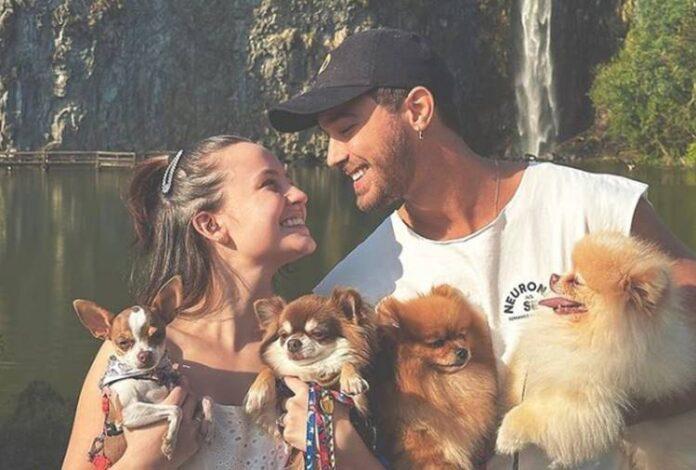 Larissa Manoela se declara para André Luiz em meio às polêmicas com a mãe