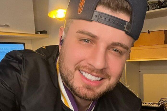 Sertanejo Conrado se emociona ao lançar primeira música após a morte de Aleksandro