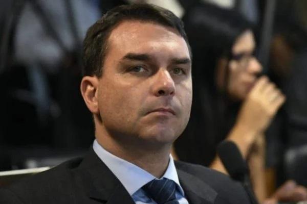 TSE condena Flávio Bolsonaro e vereador de Cascavel por vídeo que simula Lula admitindo pacto com demônio